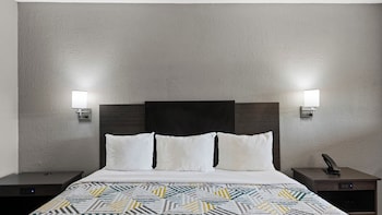 Deluxe Room, 1 King Bed, Smoking, Refrigerator & Microwave
