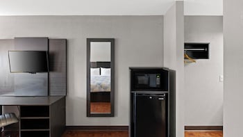 Deluxe Room, 1 King Bed, Smoking, Refrigerator & Microwave