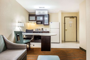 1 Queen Bed, 1 Bedroom Suite, Full Kitchen