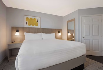 Studio Suite, 1 Queen Bed, Accessible (Mobility Roll in Shower)