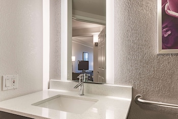 Room, 1 King Bed, Accessible, Non Smoking (Bathtub w/ Grab Bars)