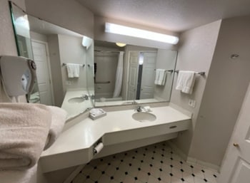Suite, 1 King Bed, Accessible, Non Smoking (Mobility/Hearing Impaired Accessible)