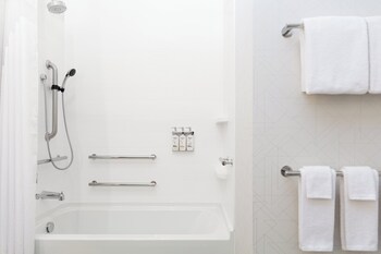 Room, 1 King Bed, Accessible Bathtub, Non Smoking (Communications Mobility)