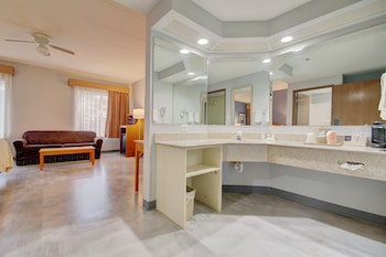 Suite, 1 King Bed with Sofa bed, Non Smoking