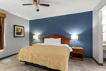 Suite, 1 King Bed with Sofa bed, Non Smoking