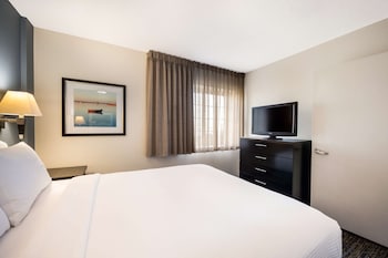 Suite, 1 Queen Bed, Accessible (Mobility Tub One Bedroom)
