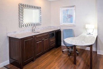 Suite, 1 King Bed, Accessible, Non Smoking