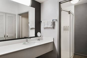 Room, 1 King Bed, Hearing Accessible (Roll-in Shower & Transfer Shower)