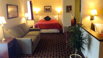 Room, Multiple Beds, Kitchenette (3 Queen Bed Family Suite Non Smoking)