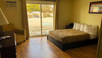 Room, 1 Queen Bed, Accessible, Refrigerator & Microwave (1 Queen Bed Accessible Non Smoking)