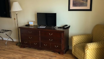 Room, 1 Queen Bed, Accessible, Refrigerator & Microwave (1 Queen Bed Accessible Non Smoking)