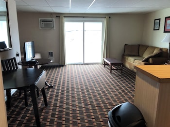Room, Multiple Beds, Kitchenette (3 Queen Bed Family Suite Non Smoking)