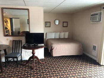 Room, Multiple Beds, Kitchenette (3 Queen Bed Family Suite Non Smoking)