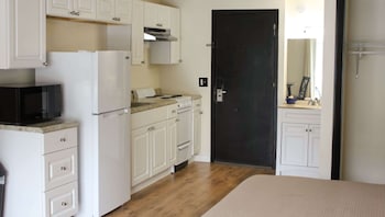 Room, 1 Queen Bed, Non Smoking, Kitchenette