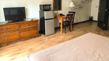 Room, 1 King Bed, Accessible, Refrigerator & Microwave (1 King Bed Accessible Non Smoking)