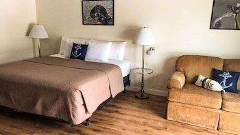 Room, 1 King Bed, Non Smoking, Refrigerator & Microwave (1 King Bed Junior Suite Non Smoking)