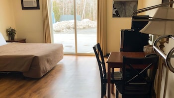 Room, 1 King Bed, Accessible, Refrigerator & Microwave (1 King Bed Accessible Non Smoking)