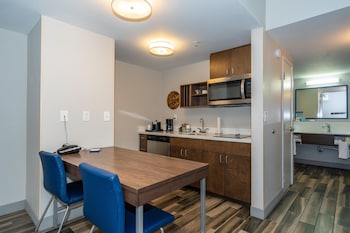 Suite, 1 King Bed, Kitchen