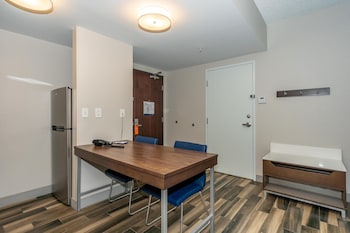 Deluxe Suite, 2 Queen Beds, Kitchen