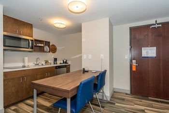 Deluxe Suite, 2 Queen Beds, Kitchen