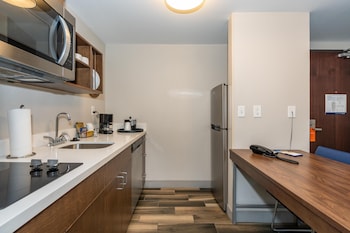 Deluxe Suite, 2 Queen Beds, Kitchen