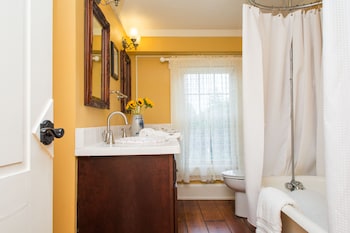 Room, Private Bathroom (#8 Kings Room)