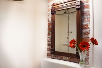 Room, Private Bathroom (#3 Dr. Jonathan Pitney Room)