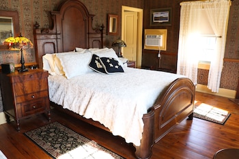 Room, Private Bathroom (#3 Dr. Jonathan Pitney Room)