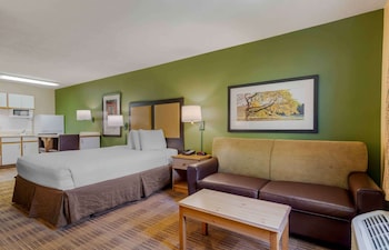 Deluxe Studio, 1 Queen Bed with Sofa bed, Non Smoking