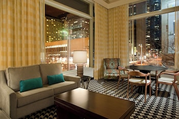 Suite, 1 Bedroom, City View (Dining Area)