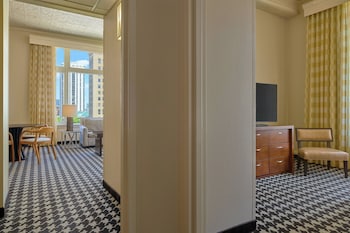 Suite, 1 Bedroom, City View (Dining Area)