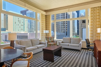 Suite, 1 Bedroom, City View (Dining Area)
