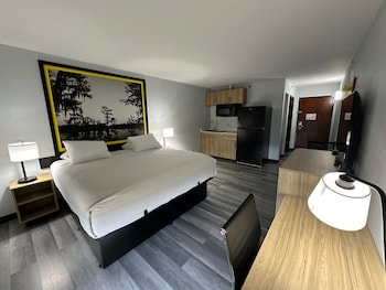 Suite, 1 King Bed, Non Smoking, Kitchenette