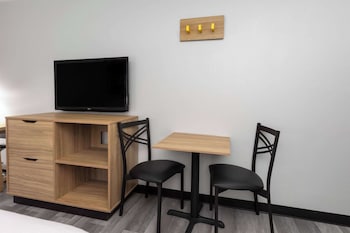 Suite, 1 King Bed, Non Smoking, Kitchenette