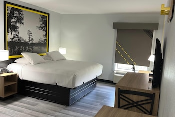 Suite, 1 King Bed, Non Smoking, Kitchenette
