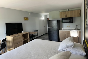 Suite, 1 King Bed, Non Smoking, Kitchenette