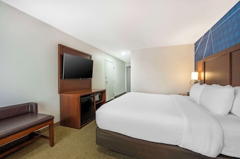 Suite, 1 King Bed, Accessible, Non Smoking (Interior Corridor)