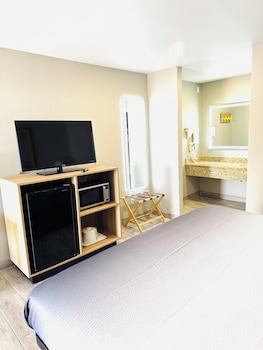 Room, 2 Double Beds, Accessible, Non Smoking (Mobility/Hearing, Tub w/ Grab Bars)