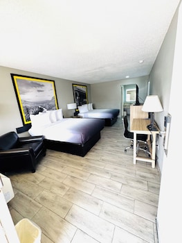 Room, 2 Double Beds, Accessible, Non Smoking (Mobility/Hearing, Tub w/ Grab Bars)