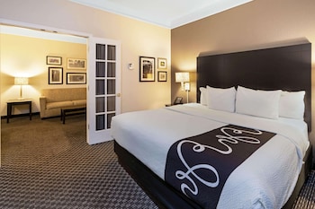 Suite, 1 Bedroom, Non Smoking, Pool View (1King Bed)