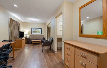 Deluxe Studio, 1 Queen Bed with Sofa bed, Non Smoking