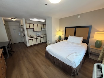 Deluxe Studio, 1 Queen Bed with Sofa bed, Accessible, Non Smoking