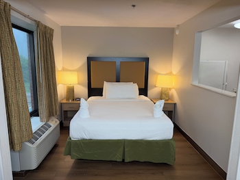 Deluxe Studio, 1 Queen Bed with Sofa bed, Accessible, Non Smoking