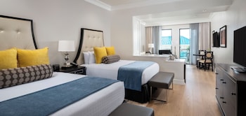 5th Avenue Club Queen Suite
