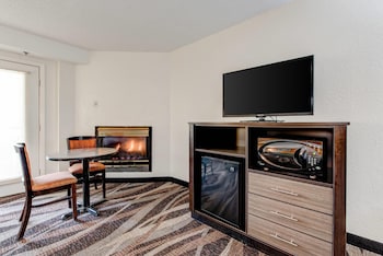 Room, 1 King Bed, Non Smoking, Mountain View (with Balcony)