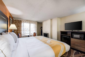 Room, 1 King Bed, Non Smoking, Jetted Tub