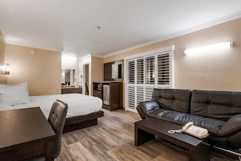 Studio Suite, 1 King Bed, Non Smoking, Balcony