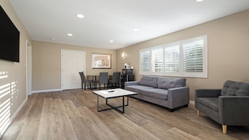 Executive Studio Suite, 1 King Bed, Non Smoking, Jetted Tub