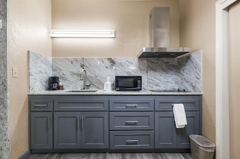 Suite, 1 King Bed, Non Smoking, Kitchenette
