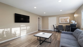 Executive Studio Suite, 1 King Bed, Non Smoking, Jetted Tub